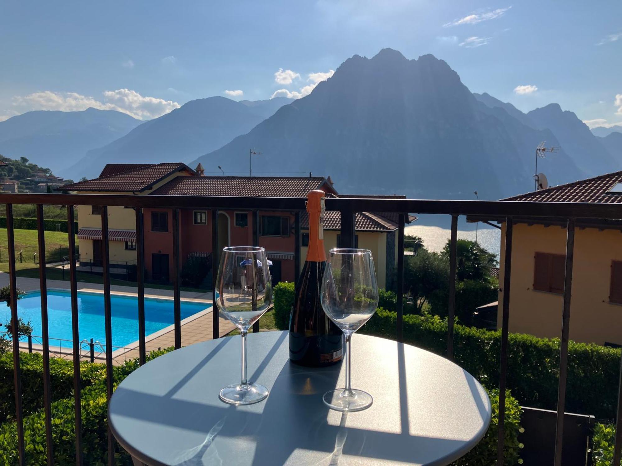 Happy Guest Apartments - Lake View And Pool Riva di Solto Kültér fotó
