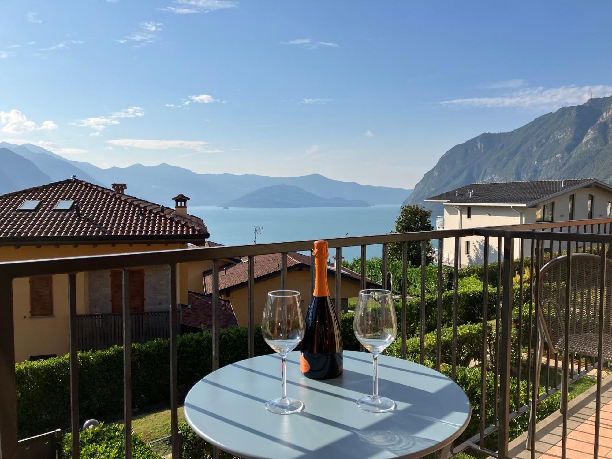 Happy Guest Apartments - Lake View And Pool Riva di Solto Kültér fotó